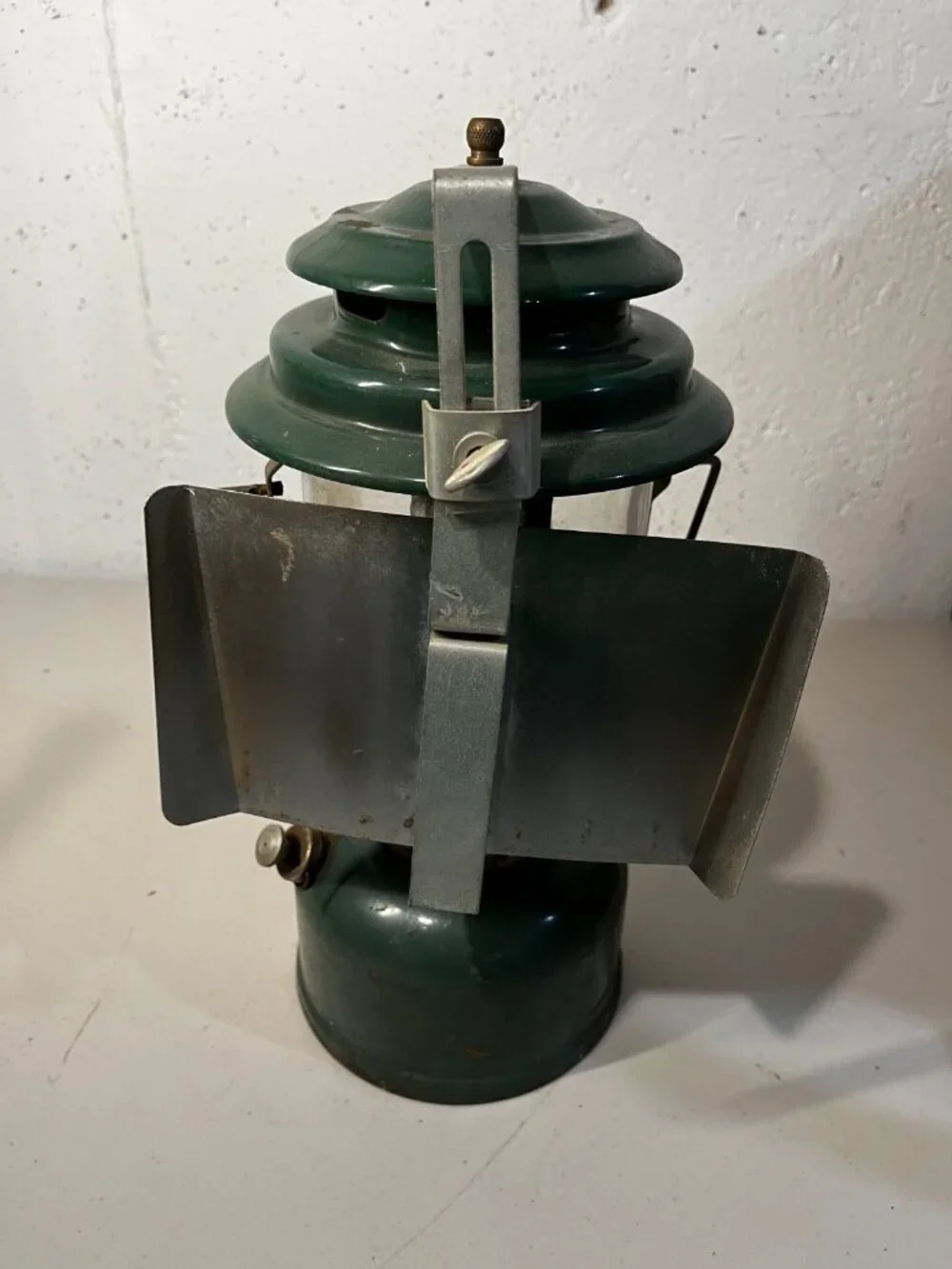 Vintage 1972 Coleman Lantern Model 220F w/ Pyrex Globe & reflector Dated 6 72